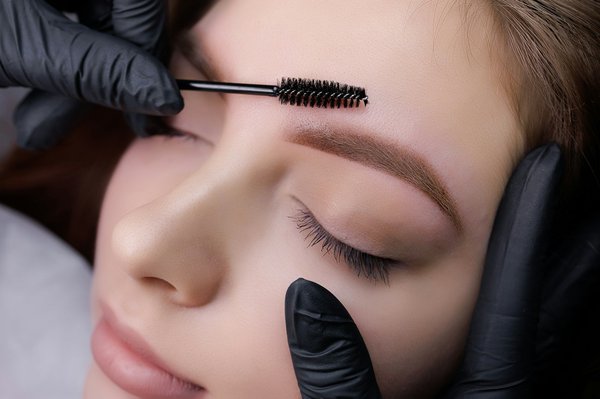 Maquillage semi-permanent des sourcils : Osez la transformation !